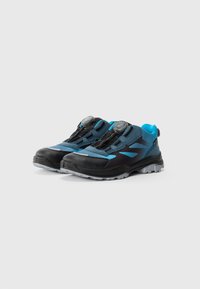 Ein Paar blaue und schwarze Wanderschuhe mit robusten grauen Sohlen und einem Drehverschluss-System, präsentiert vor einem weißen Hintergrund.