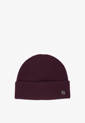 Burgundowa dziana czapka beanie z podwiniętym mankietem i małym metalowym logo z boku. Teksturowany prążkowany wzór w całej czapce.