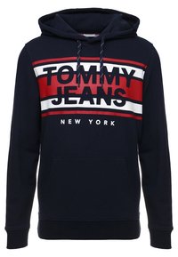 Sudadera azul marino con un bolsillo tipo canguro, con llamativas rayas horizontales en blanco y rojo y el texto "TOMMY JEANS NEW YORK" en el frontal.
