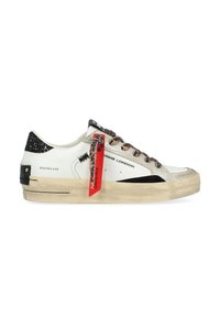 Sneakers bianchi in pelle con punta glitterata argento, dettagli neri e suola testurizzata. Presentano lacci in stampa leopardata e un'etichetta rossa.