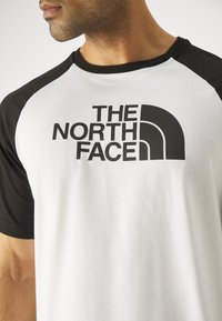 The North Face RAGLAN EASY TEE - Camiseta estampada - white