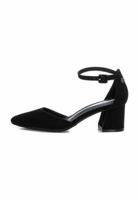 Zapato de tacón de ante negro con punta afilada, tira al tobillo y tacón cuadrado. Textura suave con detalles mínimos.
