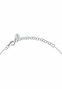 Bracciale in argento con chiusura, caratterizzato da un piccolo ciondolo a forma di foglia. I collegamenti sono rotondi, lucidi e uniformemente distanziati.