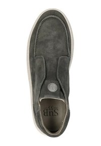 Grijze suede instap schoen met een ronde neus, elastische zijkanten en een gestructureerde rubberen zool. Heeft een cirkelvormig logo aan de zijkant.