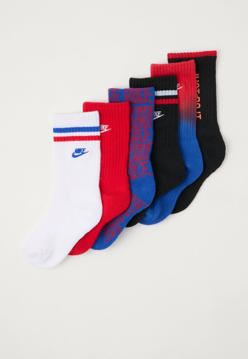 Sedem párov ponožiek Nike v bielej, červenej, modrej a čiernej farbe. Rybovaná textúra, zdobené logami, pruhmi a vzormi. Rôzne farebné kombinácie.