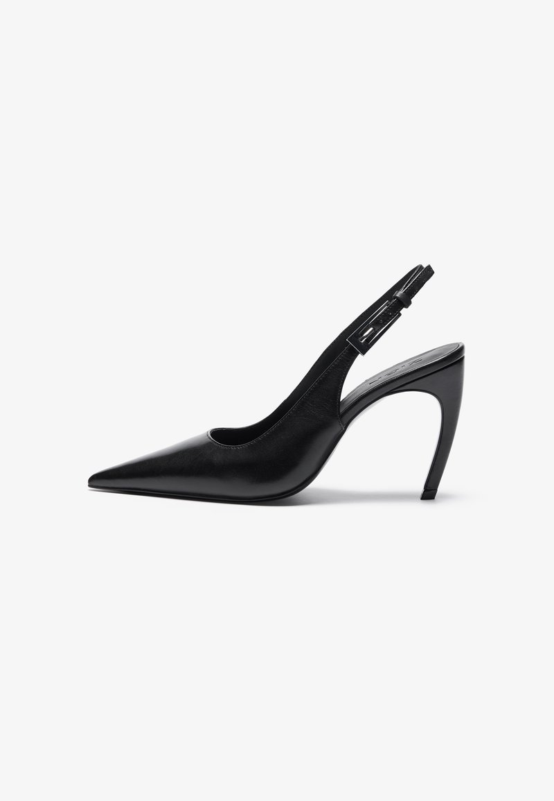Juodas odinis slingback klasikinio stiliaus batelis su smailiu nosiu, lieknu stiletto kulnu ir reguliuojamu kulkšnies dirželiu. Lygus paviršius su minimaliais akcentais.
