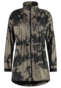 Svart och beige mönstrad vindjacka med hög krage, insydd midja, dragkedjestängning och elastiska ärmar, tillverkad av lätt material.