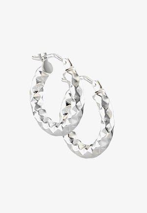 Hõbekarva tekstureeritud hõõrerenkaid paar, millel on näpitud teemantlõike muster ja hinged-kinnitus valgel taustal.