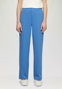 Pantaloni a gamba larga blu realizzati in un tessuto morbido con una texture liscia, dotati di una vita classica e tasche frontali.