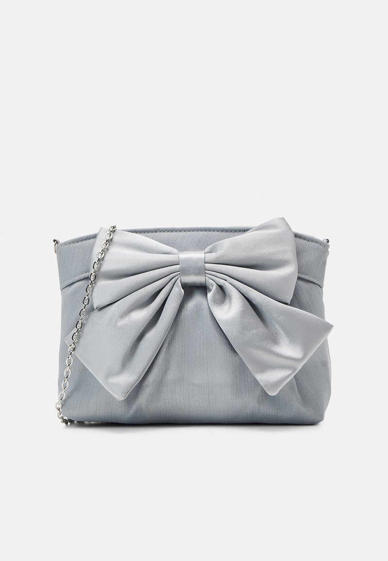 Pochette en satin gris avec un grand nœud sur le devant, texture lisse et bandoulière chaîne argentée.
