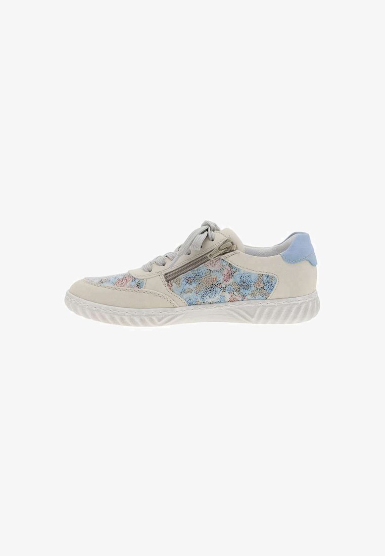 Baskets basses avec base beige, panneaux à motifs floraux bleus, laçage à l’avant, fermeture éclair latérale et détail talon bleu clair.