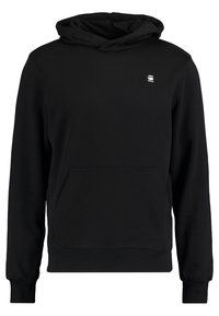 Sudadera negra hecha de tela suave, con un bolsillo frontal, capucha ajustable con cordones y un pequeño logo en el pecho.