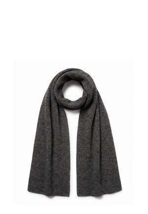 Donkergrijze gebreide wollen sjaal opgevouwen met lus aan de bovenkant en beide uiteinden naar beneden hangend op een witte achtergrond.