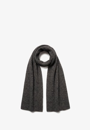 Donkergrijze gebreide wollen sjaal opgevouwen met lus aan de bovenkant en beide uiteinden naar beneden hangend op een witte achtergrond.