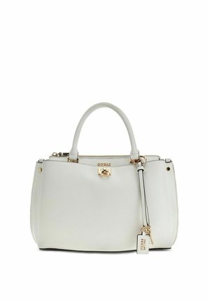 Sac à main en cuir blanc avec deux poignées, fermoir doré et une étiquette suspendue portant la marque "Guess" sur un fond blanc uni.