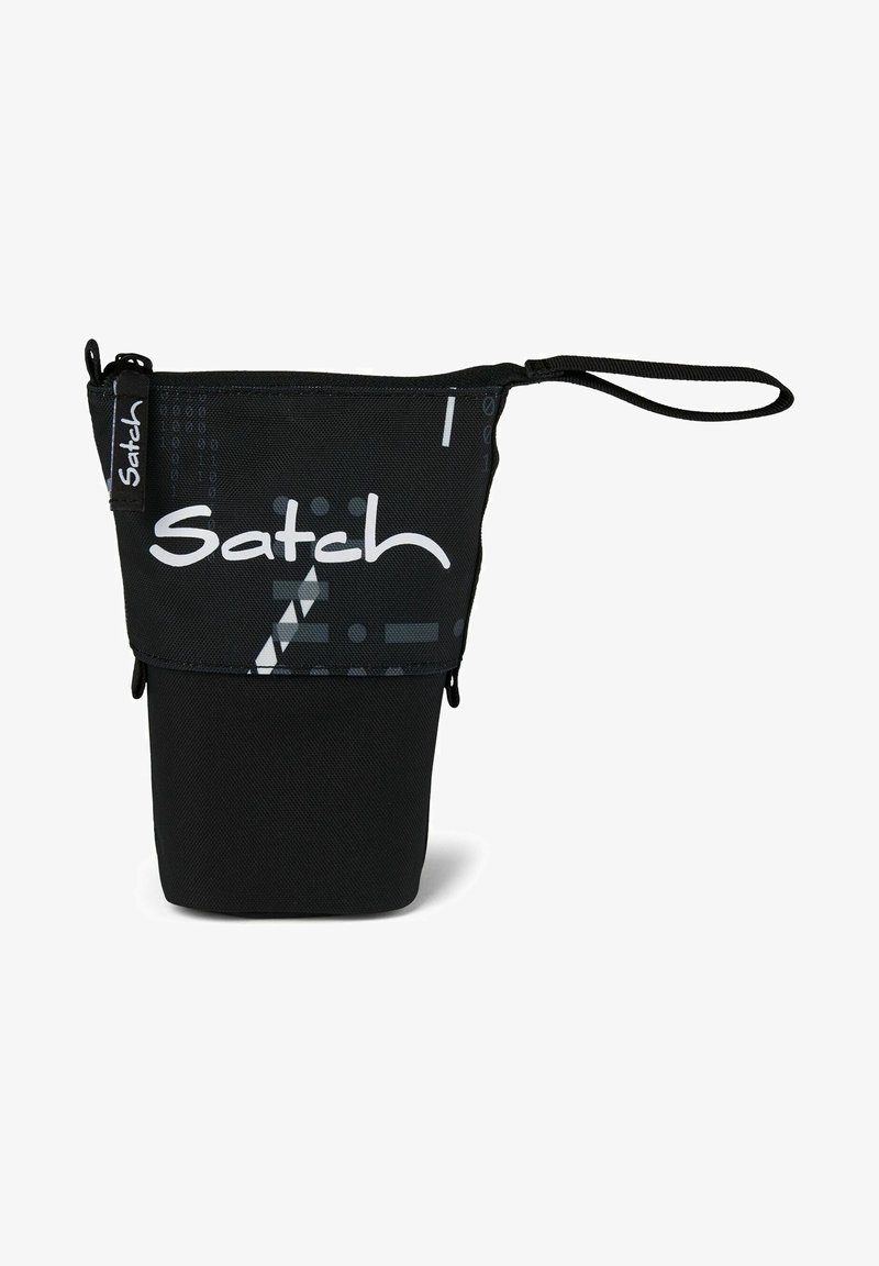 Petite pochette en tissu noire de marque Satch avec bracelet-poignet, conçue pour contenir de petits objets en toute sécurité.