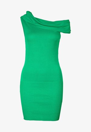 Robe en maille verte avec design épaules dénudées. Caractéristiques : texture côtelée, silhouette ajustée et buste lisse. Longueur courte et détails minimaux.