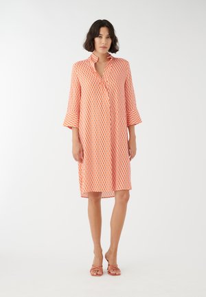 Rotes und weißes gemustertes Kleid mit Kragen, Dreiviertelärmeln und lockerer Passform, aus leichtem Stoff gefertigt.