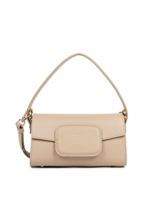 Sac à main en cuir beige avec une poignée supérieure, un rabat rectangulaire et un détail logo doré sur la poche avant.