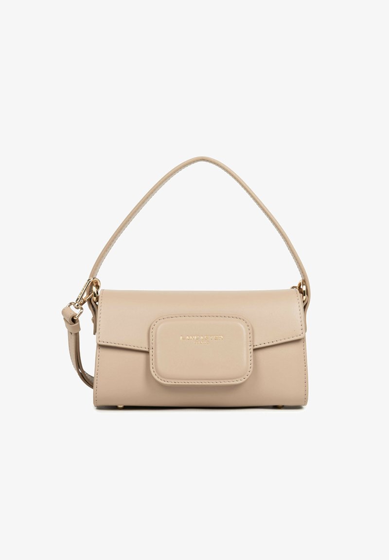 Sac à main en cuir beige avec une poignée supérieure, un rabat rectangulaire et un détail logo doré sur la poche avant.