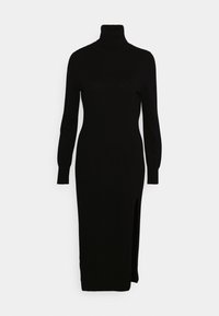 Robe midi noire à manches longues et col roulé, silhouette ajustée avec une fente latérale sur un fond uni clair.