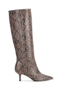 Bottes montant jusqu'au genou à bout pointu en cuir à imprimé serpent marron avec une finition texturée et un talon aiguille fin.