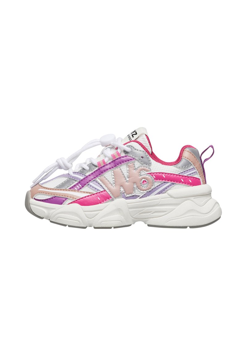 Sneakers multicolori realizzati con un mix di materiali rosa, argento e bianchi, con una suola spessa e dettagli a motivo. Punta arrotondata e lacci elastici.