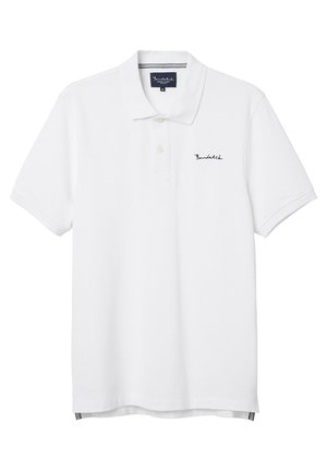 Hvid polo-shirt lavet af bomuld, med en tre-knaps placket, korte ærmer og et lille broderet logo i marineblå på venstre bryst.