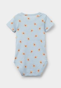 Modrý pruhovaný bodýčko s krátkým rukávem a potiskem medvídka. Měkká látka s kulatým výstřihem a patentkami ve spodní části.