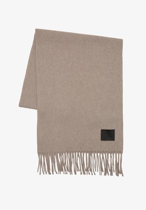 Beige wollen sjaal met franjes aan de uiteinden en een klein zwart rechthoekig etiket dat dicht bij een hoek is genaaid.