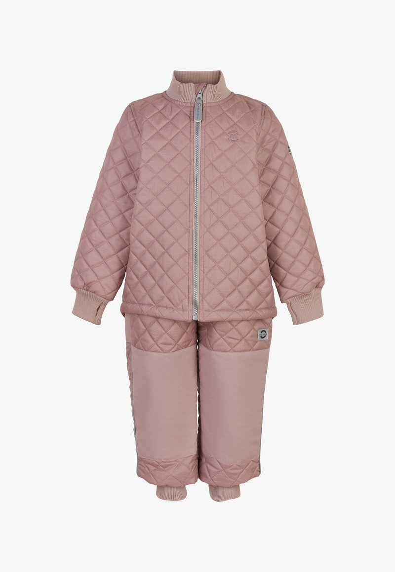 Różowy zestaw kurtki i spodni pikowanej z zamkiem z przodu, prążkowanymi mankietami i naszywką z logo. Gładka tekstura z detalami w diamentowy wzór.