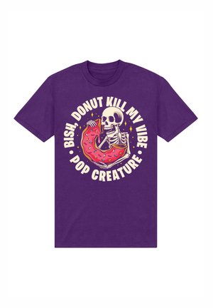 Paarse katoenen t-shirt met een centraal ontwerp van een skelet dat een donut vasthoudt, omringd door tekst in het wit. Het ontwerp bevat kleurrijke accenten.