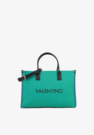 Bolsa tote verde con asas negras y correa de hombro ajustable, con el logotipo de Valentino en texto negro en la parte delantera.