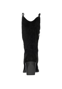 Botas de cowboy de ante negro con punta redondeada, tacón ligeramente elevado y caña puntiaguda. Cuentan con tiradores y acentos grabados en la parte posterior.