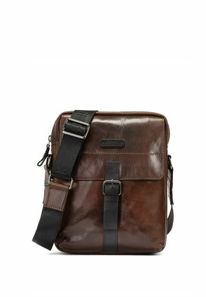 Brązowa skórzana torba na ramię z czarnym regulowanym paskiem, detalem z przodu na klamrę oraz nazwą marki "OCHNIK" na klapie.