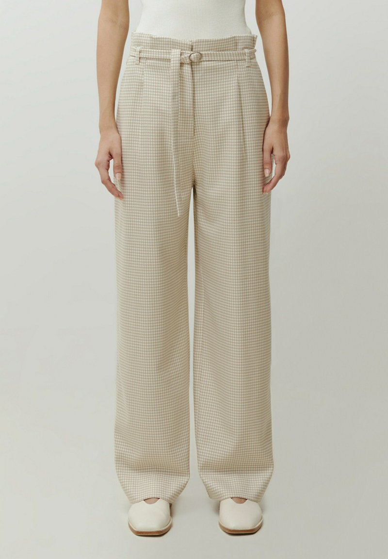 Beige gedessineerde wijde broek met een verstelbare tailleband, met een pied-de-poule patroon en een gladde stofstructuur.