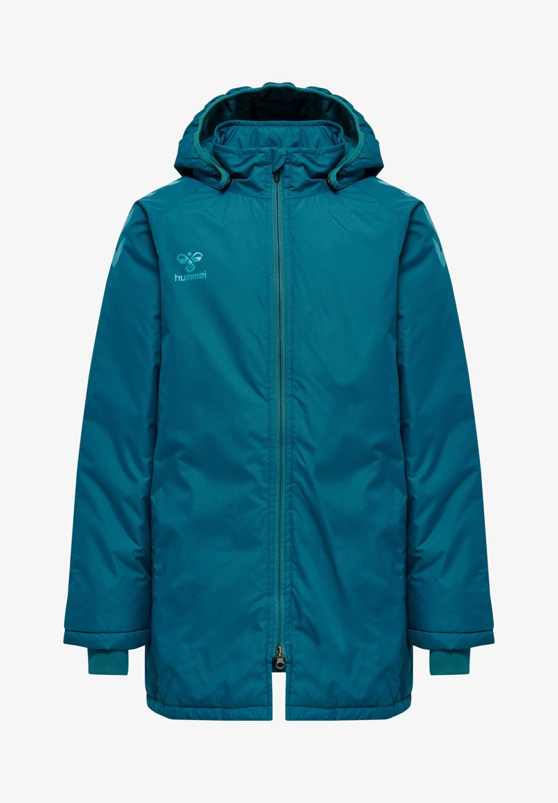 Teal vattentät jacka med huva, dragkedja fram och elastiska ärmslut. Tillverkad av ett slätt tyg utan synliga mönster eller detaljer i hårdvara.