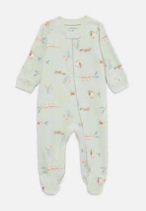 Grüner Fleece-Baby-Overall mit Reißverschluss, langen Ärmeln und einem verspielten Muster aus Tieren und Blumen in sanften Rosa- und Brauntönen.