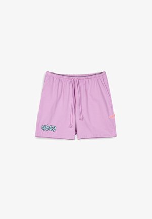 Lichtroze zwembroek met een elastische tailleband en trekkoord. Bevat het "GRIMEY" logo in het blauw en een kleine oranje accent aan de zijkant.