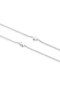 Collana in argento con pendente a stella e maglie lisce e lucide, che mette in evidenza un design elegante e una superficie riflettente.