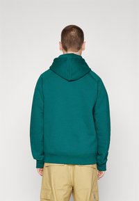 Carhartt WIP HOODED CHASE - Jersey con capucha - chervil/gold