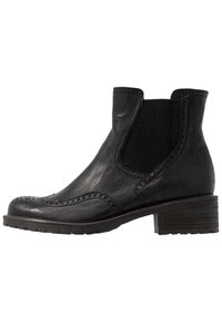 Černá kožená kotníková bota s elastickými bočními panely, brogue detaily na špičce a stohovaným podpatkem s texturovanou podrážkou.