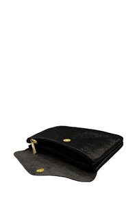 Pochette en cuir noir avec une texture lisse, fermeture zippée et accents de quincaillerie dorée. Intérieur doublé avec une finition gris doux.