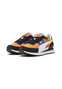 Et par Puma sneakers i orange, sort, hvid og blå med sorte snørebånd og hvidt logo på siden og på tungen, vippet til højre.