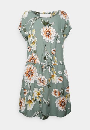 Robe verte à manches courtes avec imprimé floral orange, blanc et jaune, encolure ronde, taille élastique et cordon de serrage à l'avant au centre.