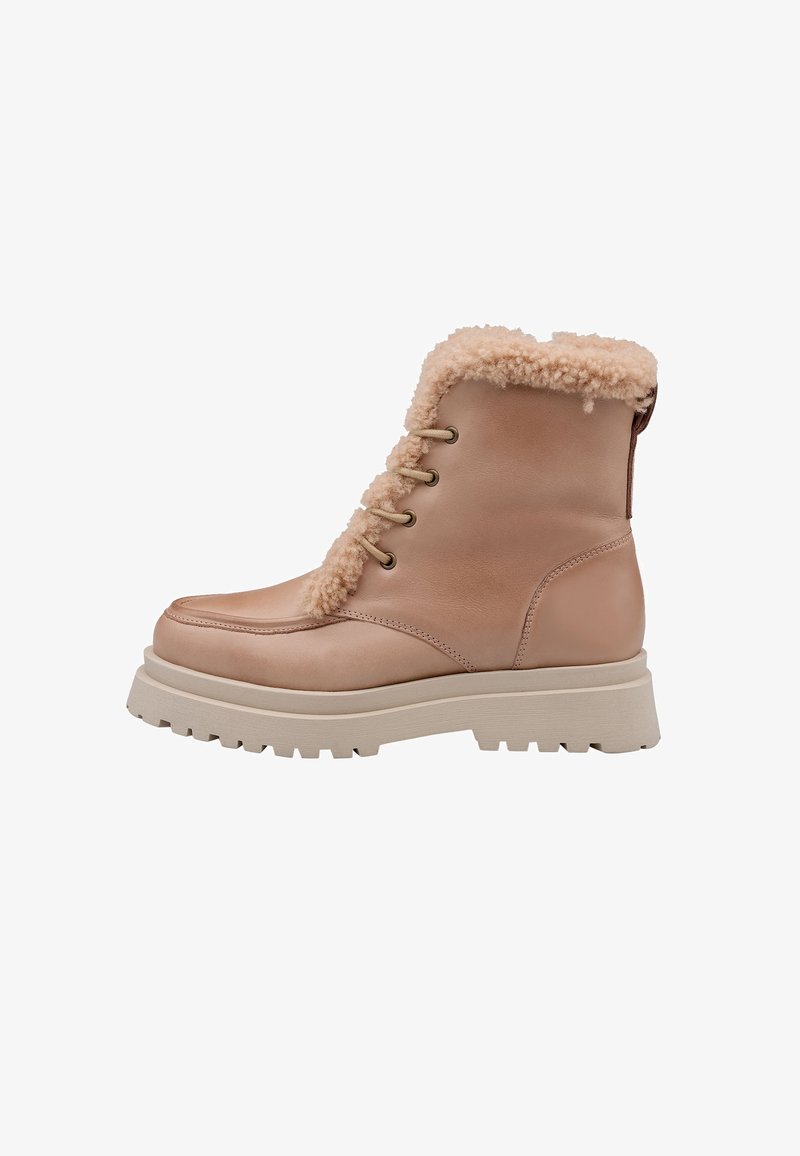 Lichtbruine leren enkellaarsjes met nepbontvoering, vetersluiting aan de voorkant en geribbelde beige zool. Heeft een rond teentje en een gestructureerde afwerking.