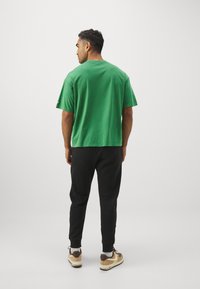 Nike Performance NBA BOSTON CELTICS JOGGERS - Tracksuit bottoms - black