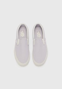 Sapatilhas slip-on em lavanda com parte superior em lona, sola de borracha branca e detalhe do logotipo clássico na palmilha. Design simples e elegante.