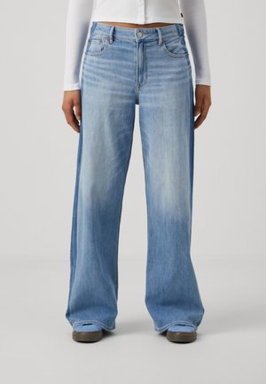 American Eagle DREAMY DRAPE SUPER HIGH-RISE BAGGY WIDE LEG - Flared jeans - hi-low indigo