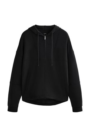 Čierna mikina na zips s podšívkou kapucňou, so spadlými ramenami a bočnými vreckami; vyrobená z mäkkej tkaniny s hladkou textúrou a minimálnymi švami.